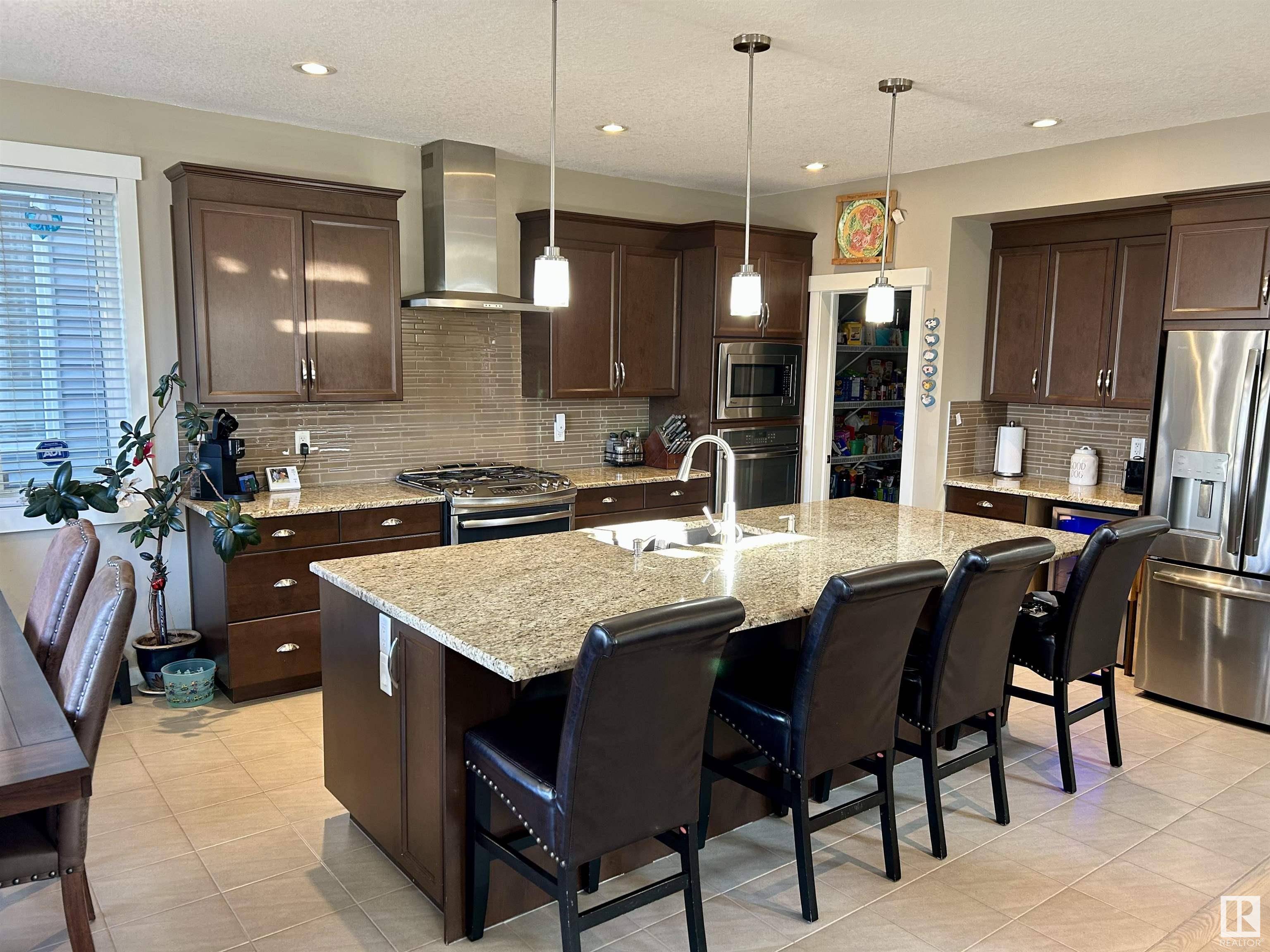 Edmonton, AB T6X 1V9,7732 19 AV SW