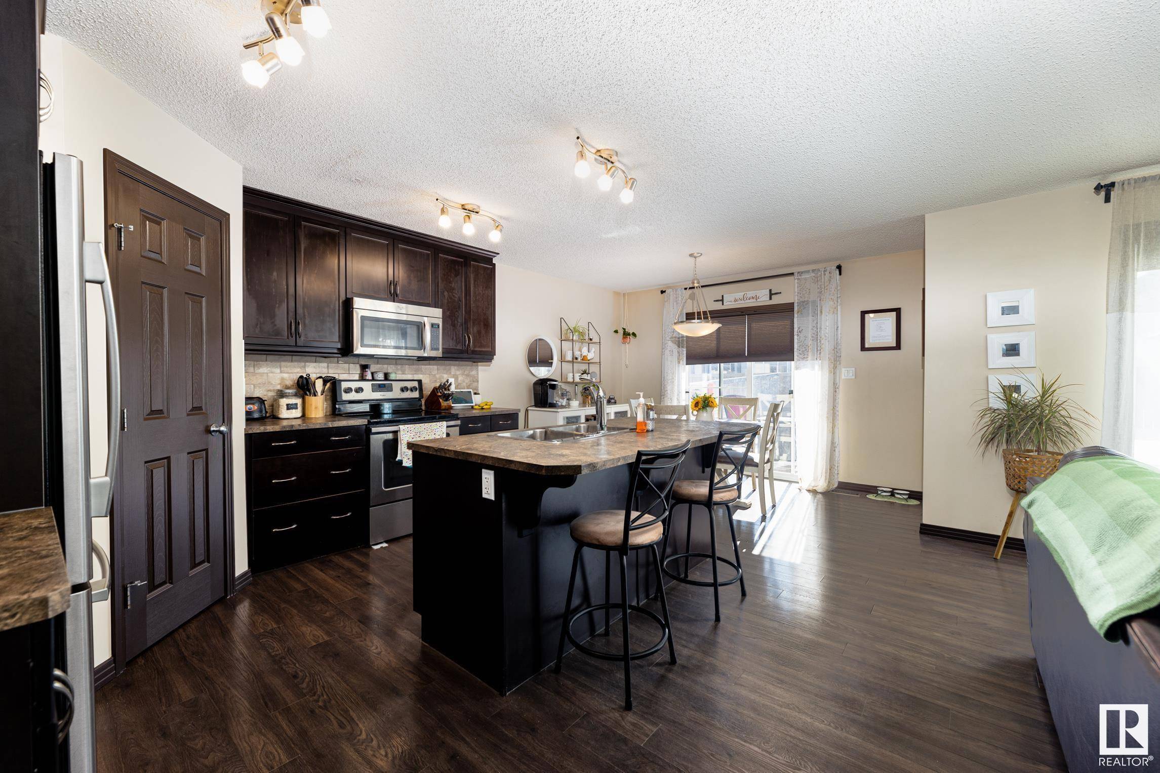 Edmonton, AB T6M 0M3,1240 HAYS DR NW