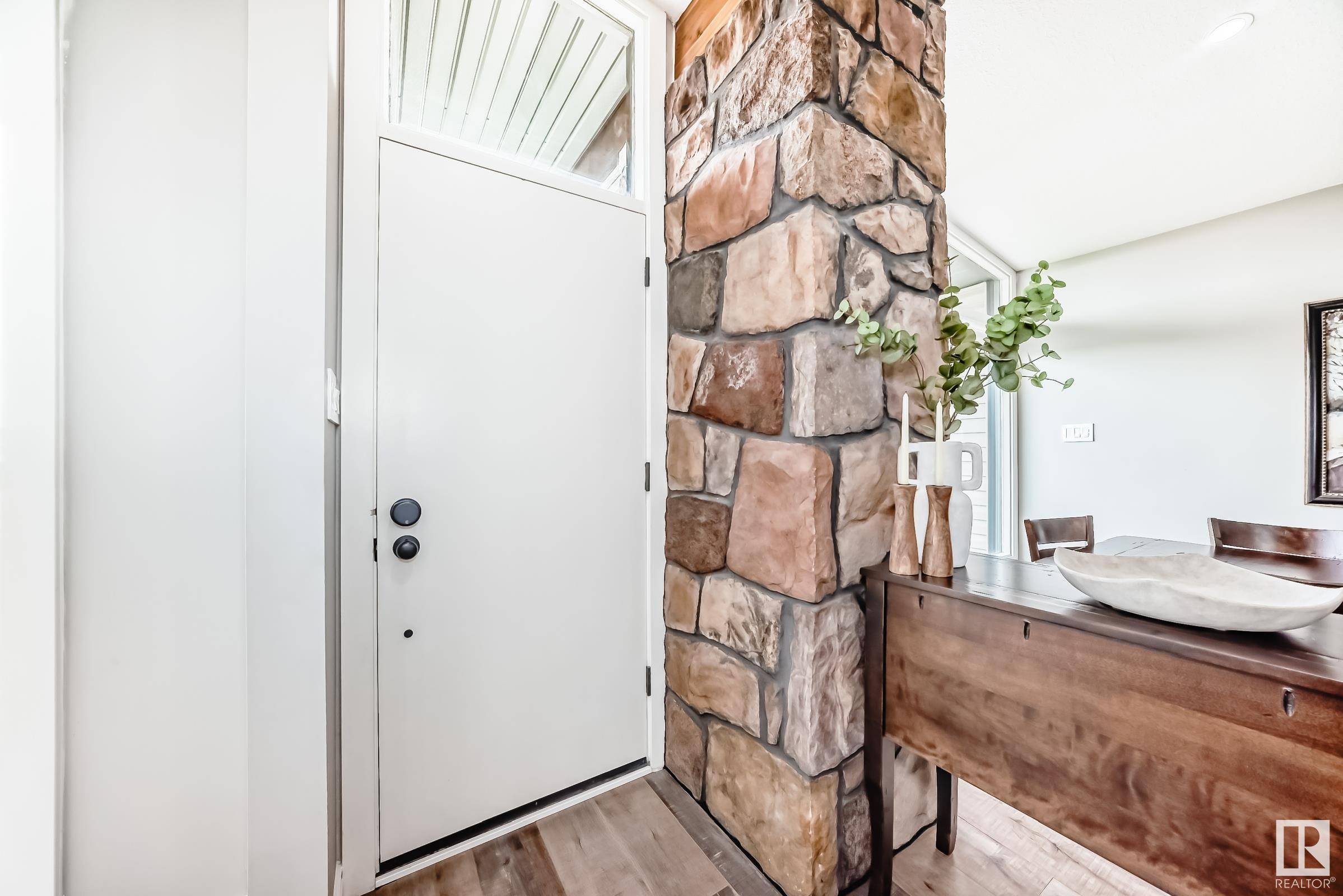 Edmonton, AB T5E 3R1,13514 91 ST NW
