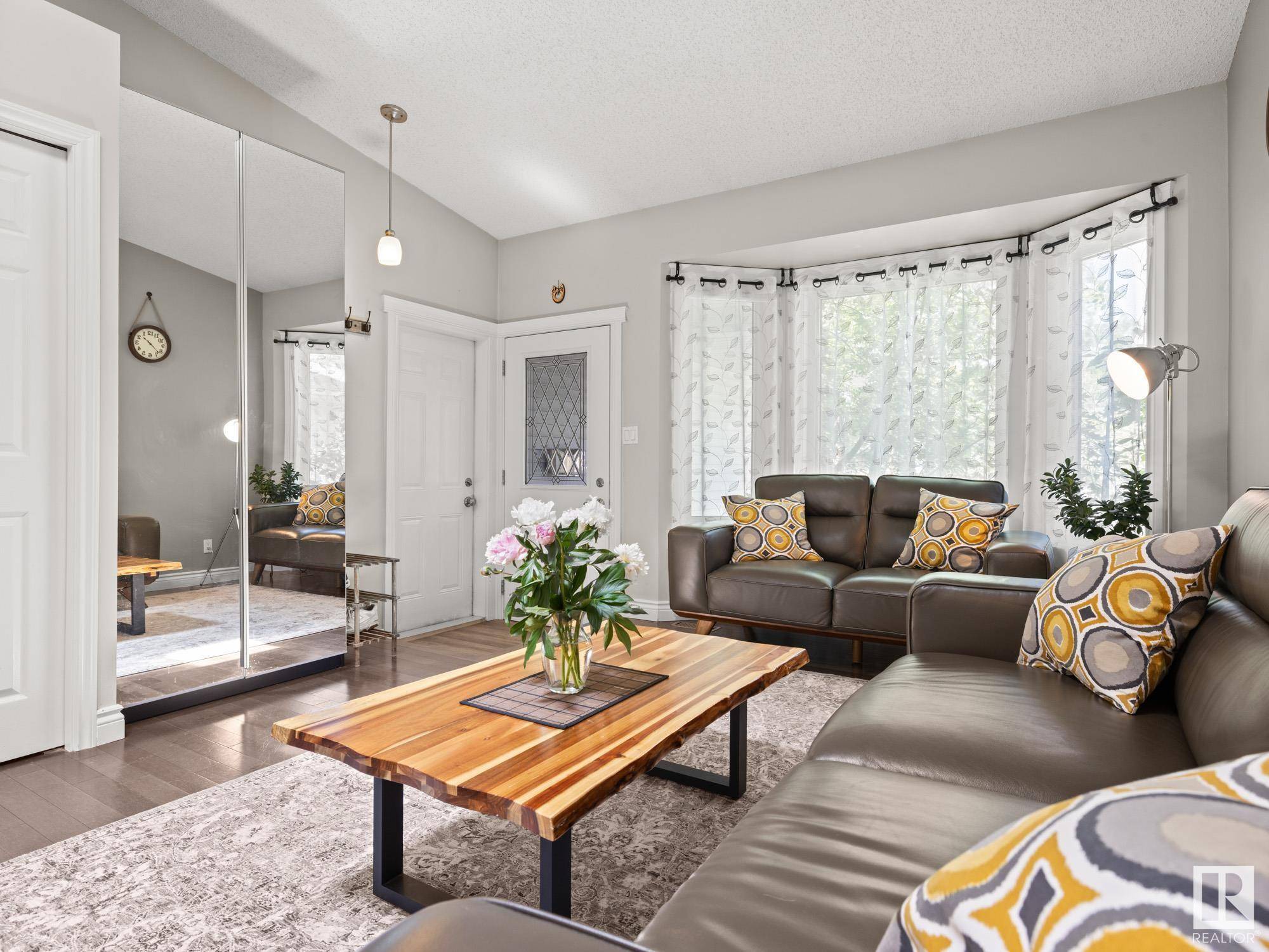 Edmonton, AB T6R 1J6,14815 39 AV NW