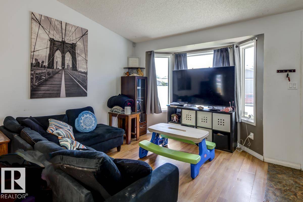 Edmonton, AB T5R 2R7,1920 152 AV NW