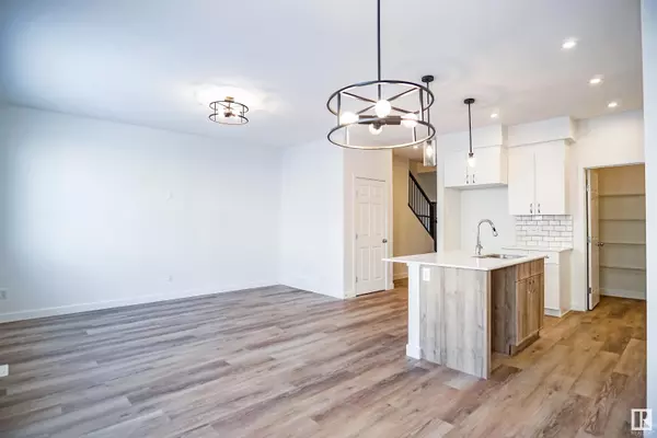 Edmonton, AB T6T 2N5,1027 14 AV NW