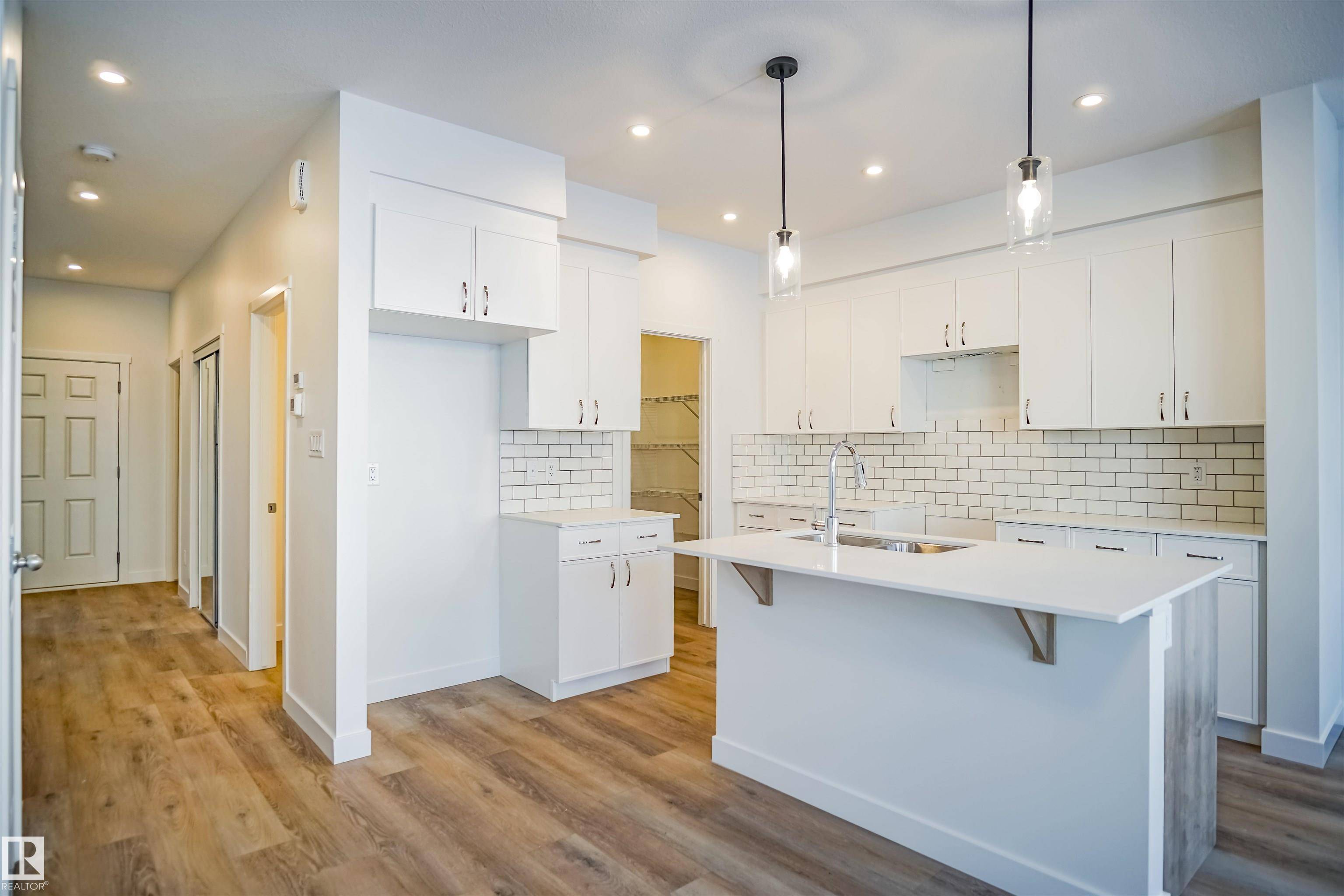 Edmonton, AB T6T 2N5,1027 14 AV NW