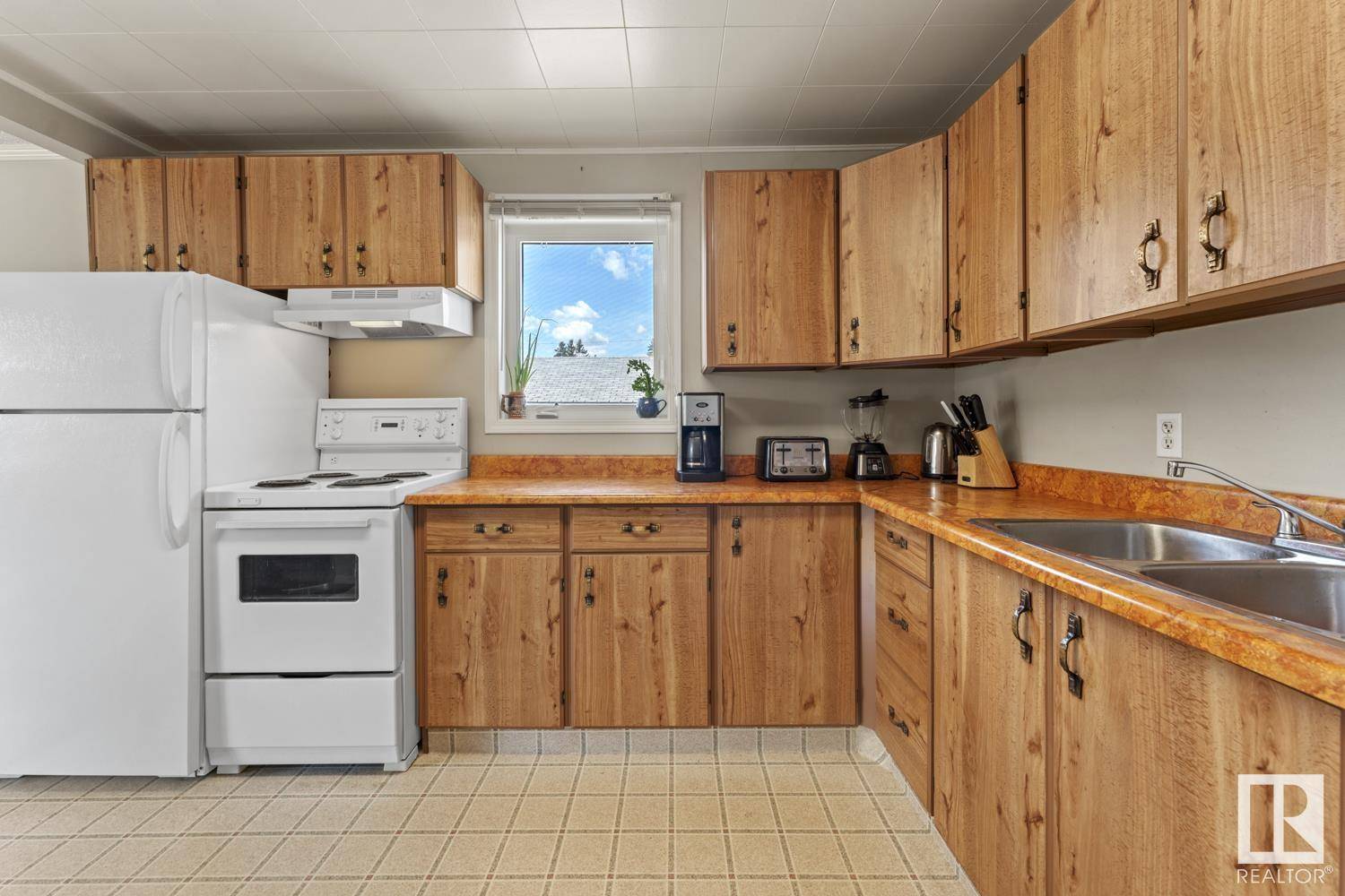 Cold Lake, AB T9M 1P1,6006 50 AV