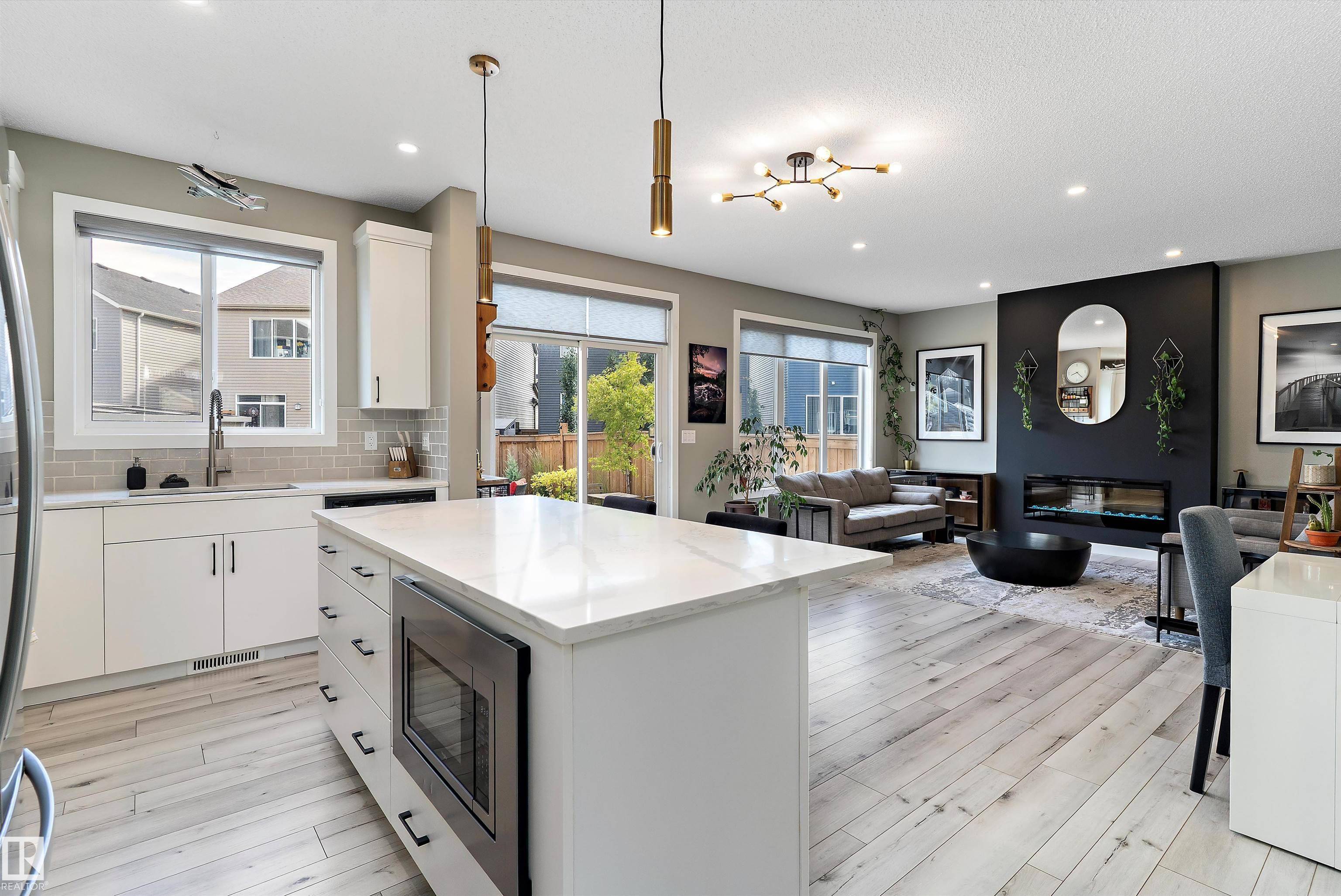 Edmonton, AB T6M 1K6,1615 202 ST NW