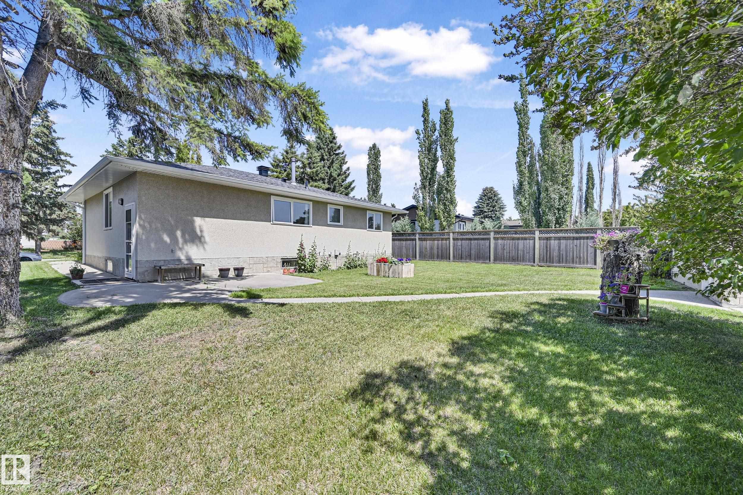 Edmonton, AB T5C 2X5,7111 150 AV NW