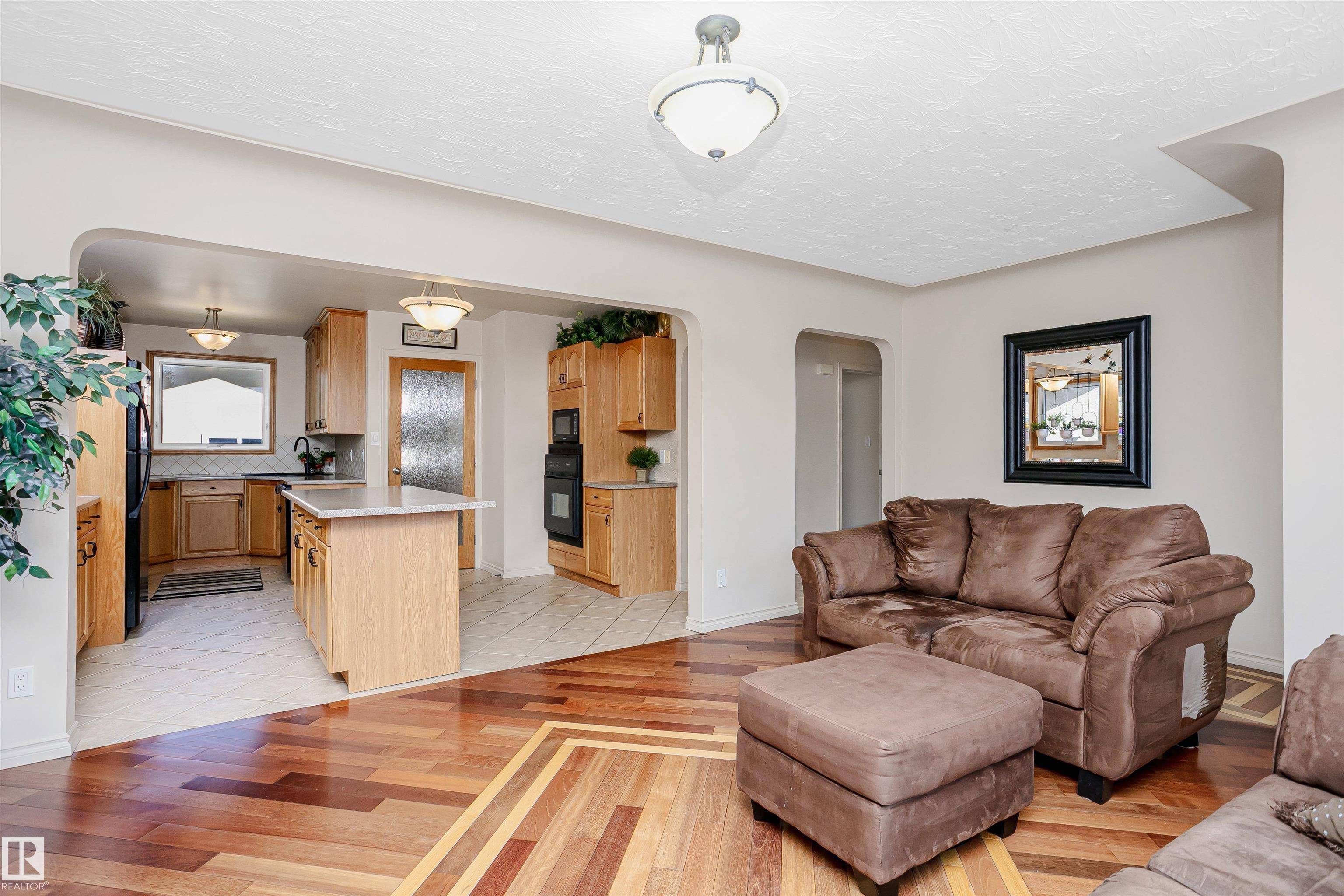 Edmonton, AB T6A 1G5,5908 106 AV NW