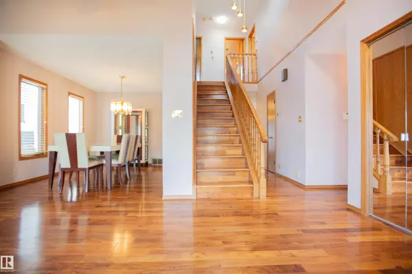 Edmonton, AB T5X 5R2,9915 154 AV NW