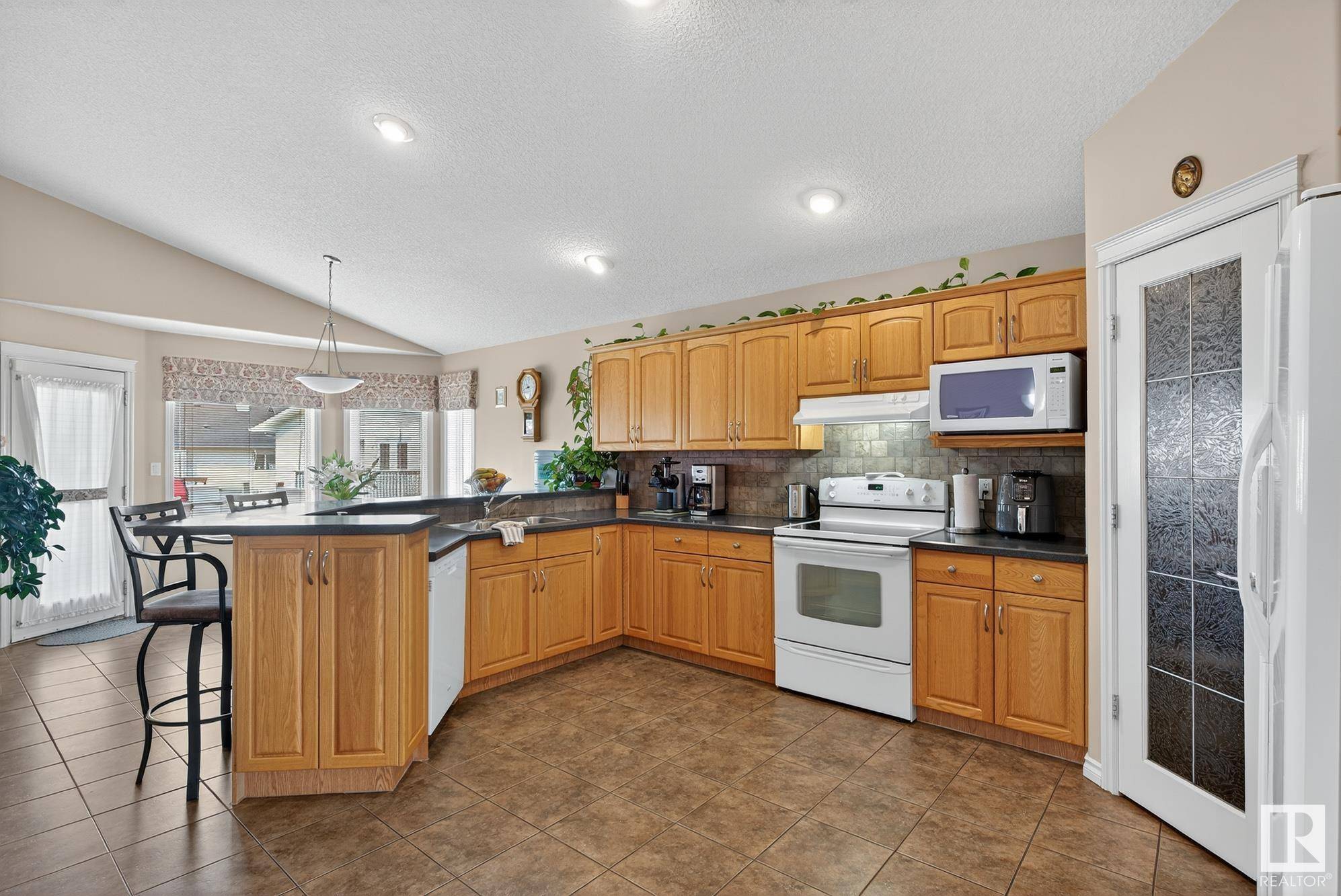 Edmonton, AB T5Z 3Y3,7335 164 AV NW