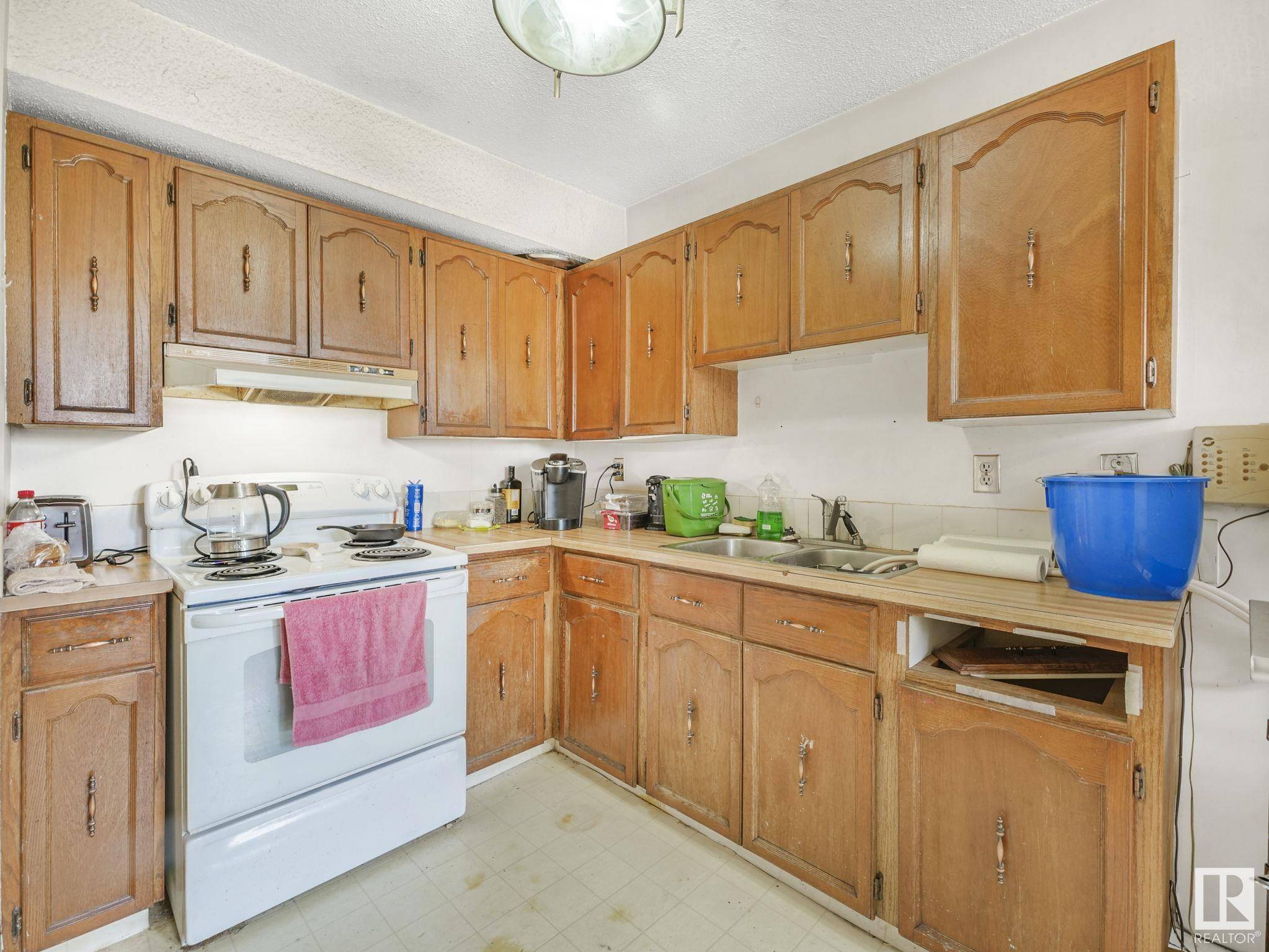 Edmonton, AB T5A 4A5,1159 HOOKE RD NW