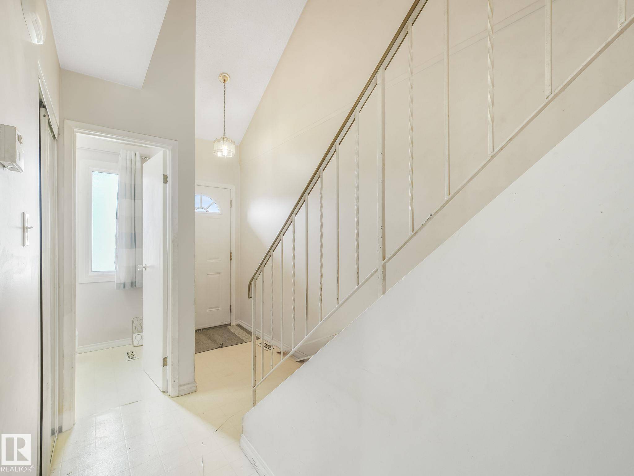 Edmonton, AB T5A 4A5,1159 HOOKE RD NW