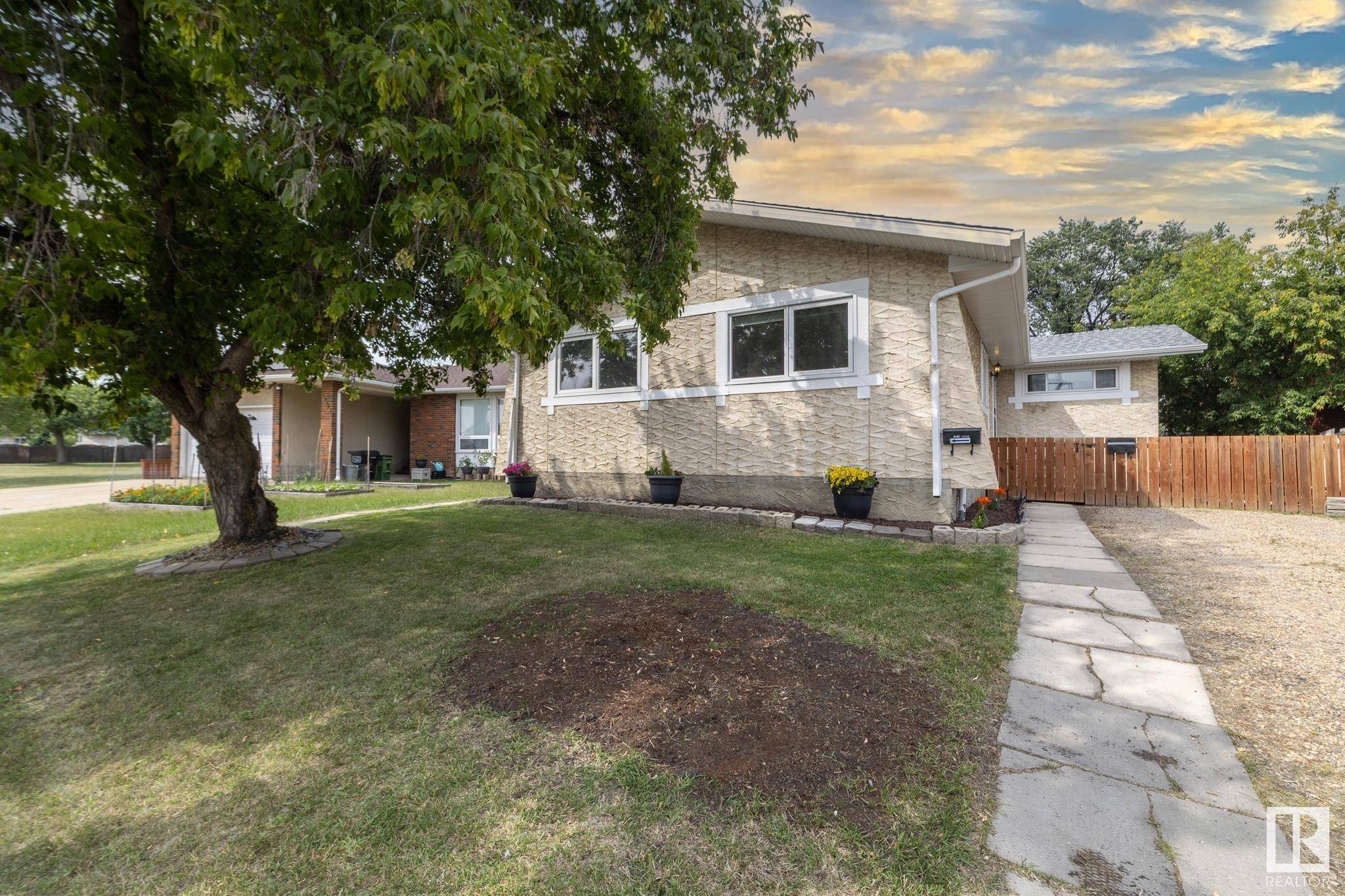 Edmonton, AB T5X 1G4,11944 152B AV NW