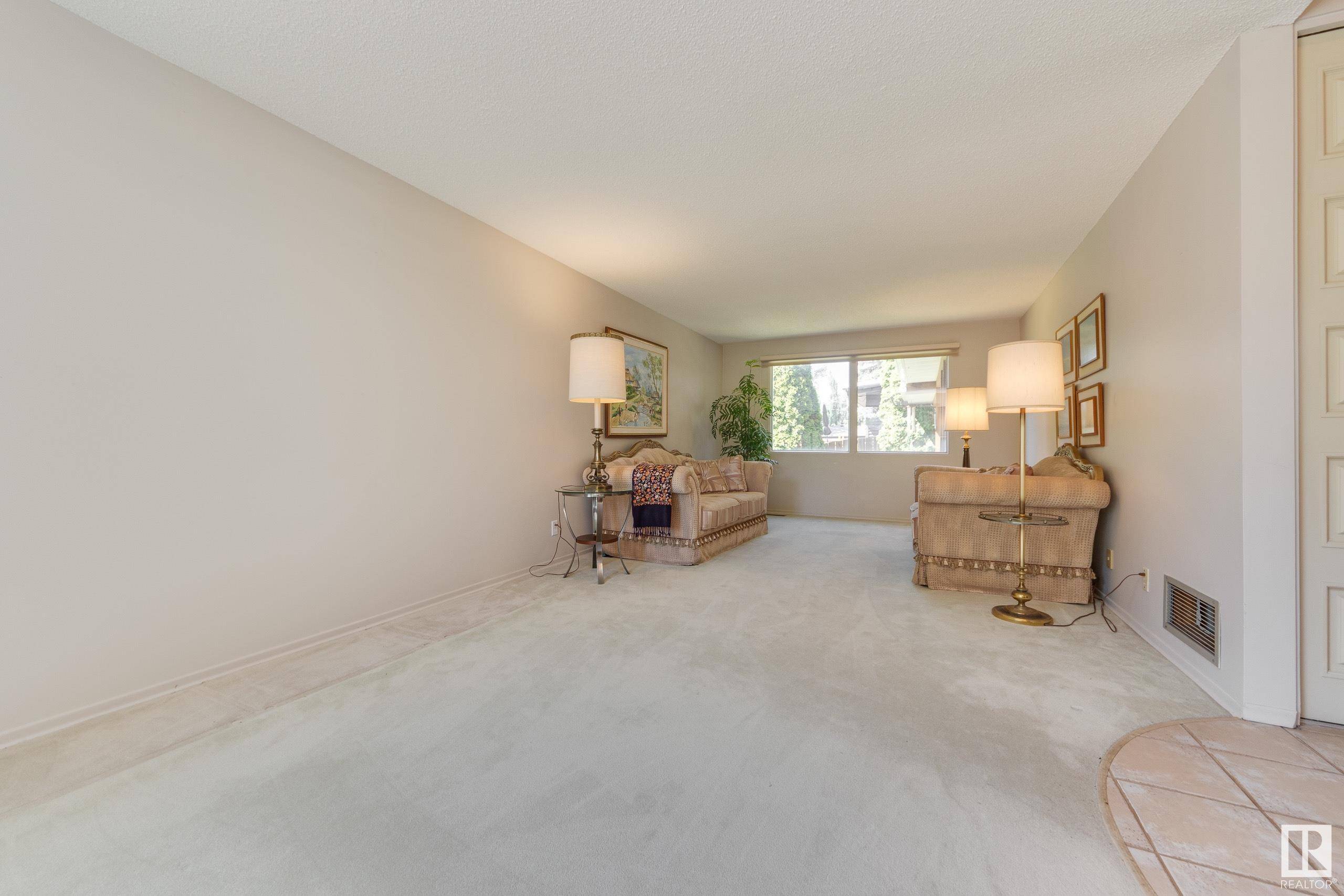 Edmonton, AB T5R 0L8,7912 142 ST NW