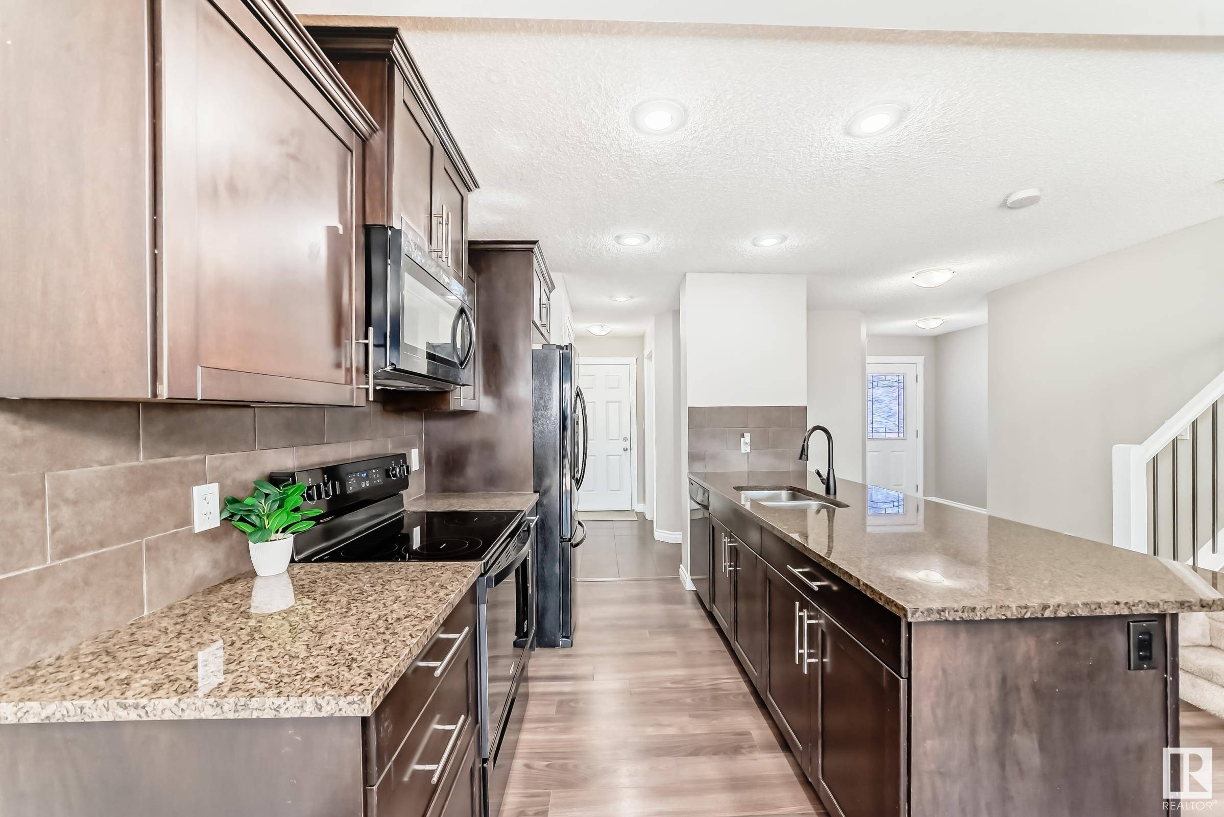 Edmonton, AB T6X 1S2,5406 14 AV SW