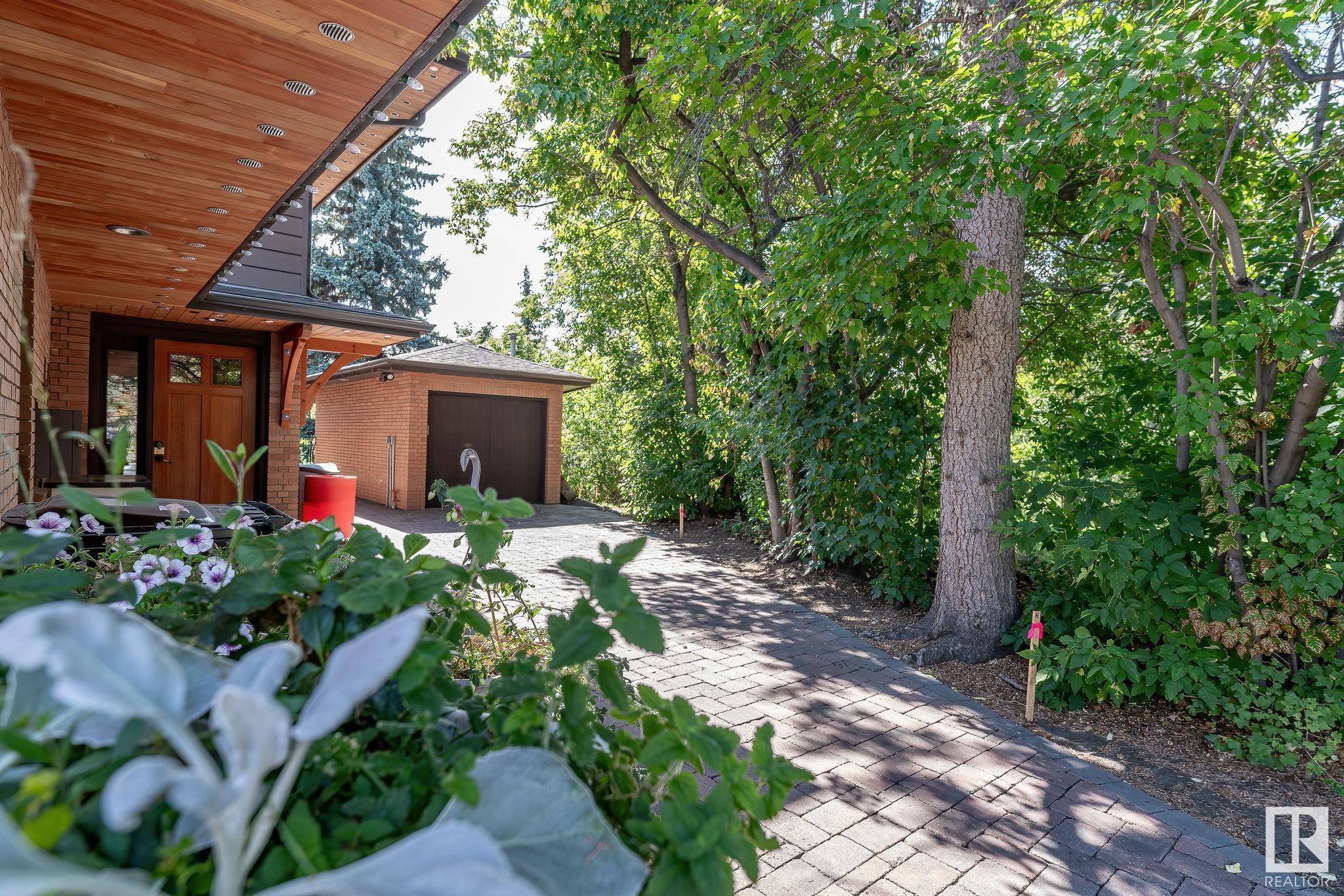 Edmonton, AB T5R 5T4,8 VALLEYVIEW PT NW