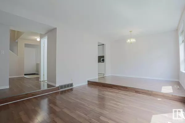 Edmonton, AB T6J 4Z3,606 SADDLEBACK RD NW