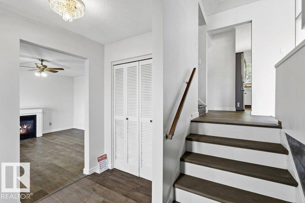 Edmonton, AB T6J 0A7,11215 35A AV NW