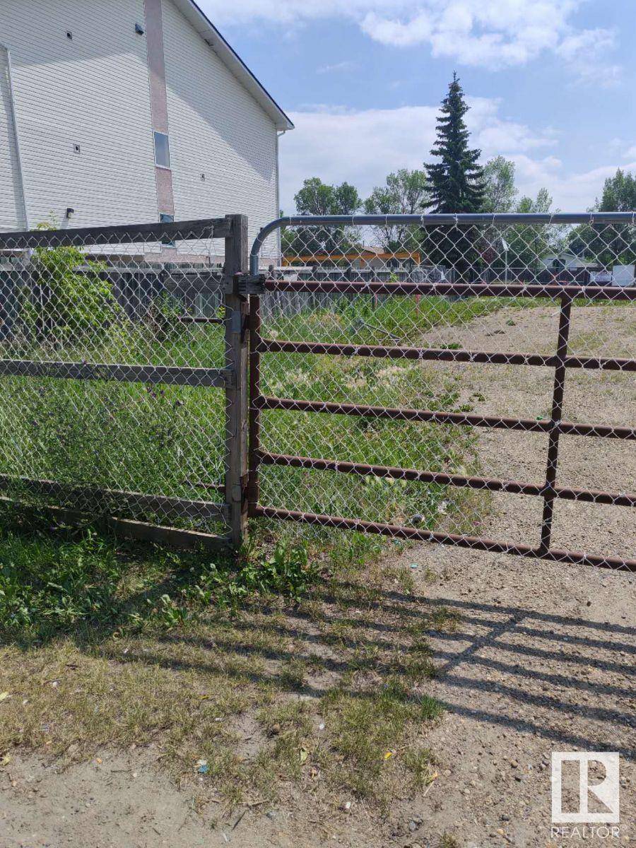 15716 100 AV NW, Edmonton, AB T5P 0L1