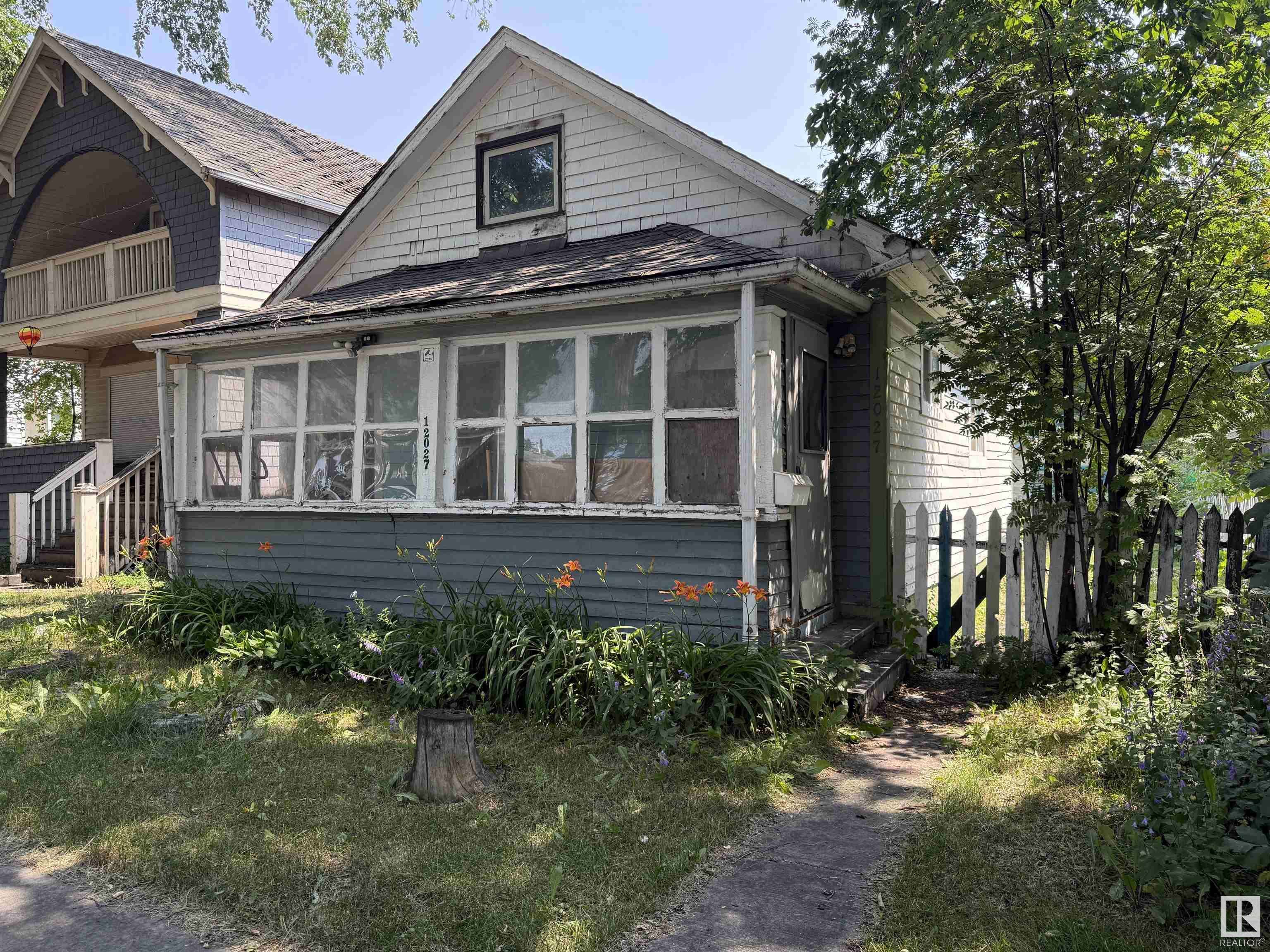 12027 93 ST NW, Edmonton, AB T5G 1E7