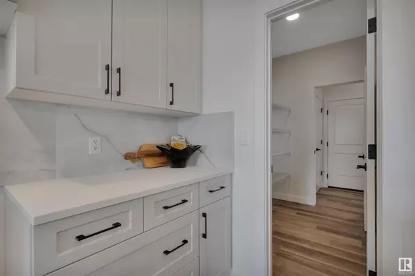 Edmonton, AB T5T 7X2,8905 223 A ST NW
