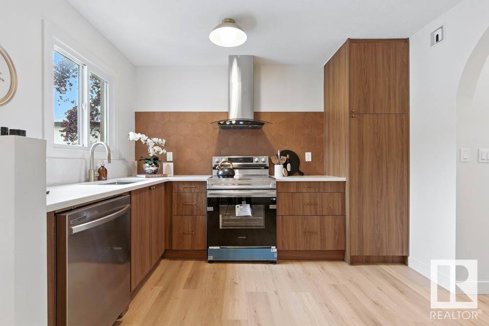 14025 30 ST NW, Edmonton, AB T5Y 1R5
