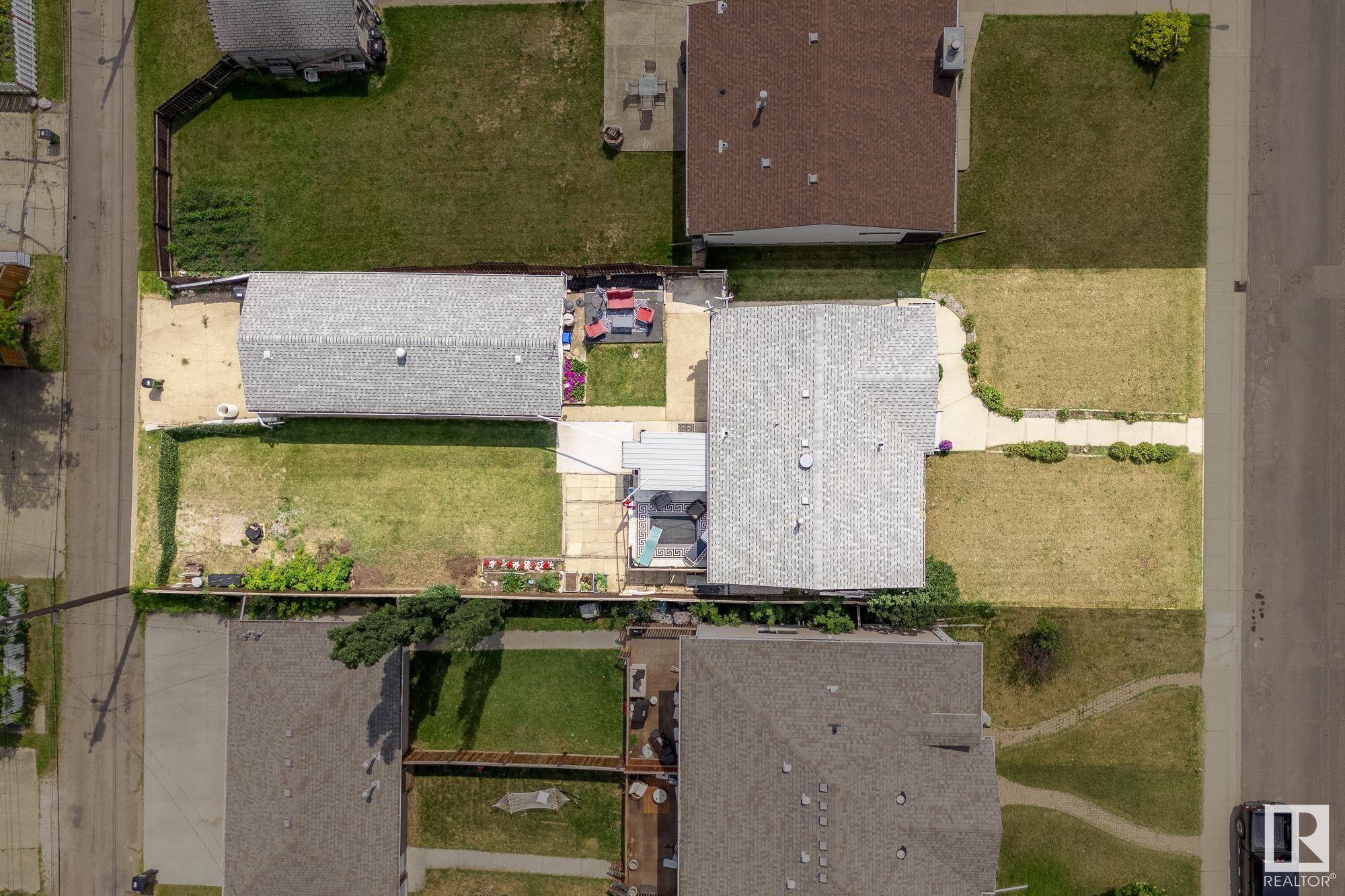 Edmonton, AB T5R 1J5,9133 151 ST NW