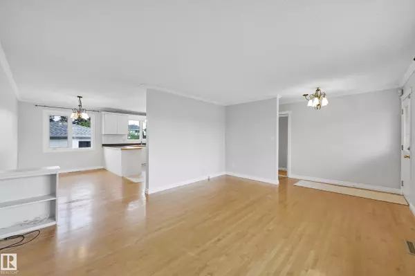 Edmonton, AB T5C 2V8,6803 149A AV NW