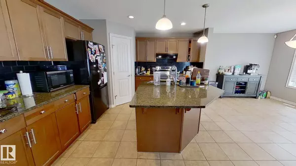 Edmonton, AB T6X 0L8,6723 19 AV SW