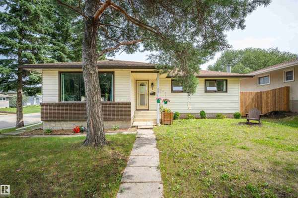 1 MANOR DR, Sherwood Park, AB T8A 0S1