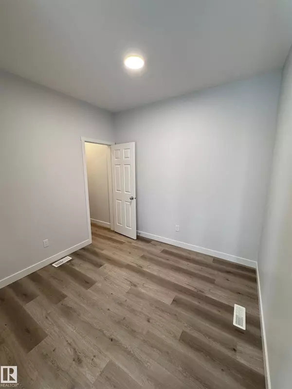 Edmonton, AB T6M 3C8,2013 209A ST NW