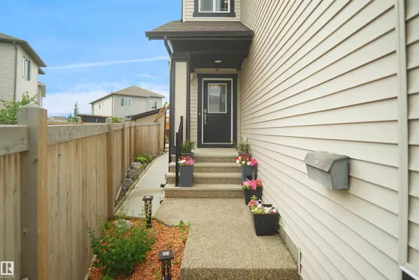 Edmonton, AB T6T 1A3,811 35 AV NW