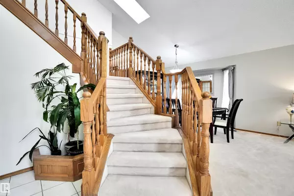 Edmonton, AB T6R 2B2,514 BURTON CL NW