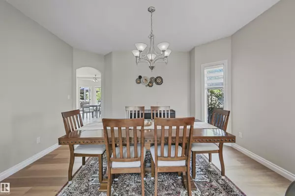 Edmonton, AB T6R 3K7,1516 THOROGOOD CL NW