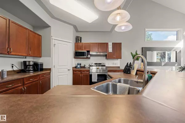 St. Albert, AB T8N 7G7,42 English WY