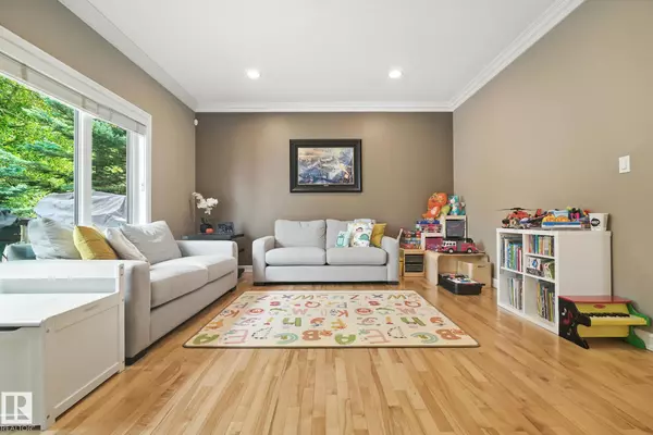 Edmonton, AB T6J 7G6,858 TWIN BROOKS CL NW