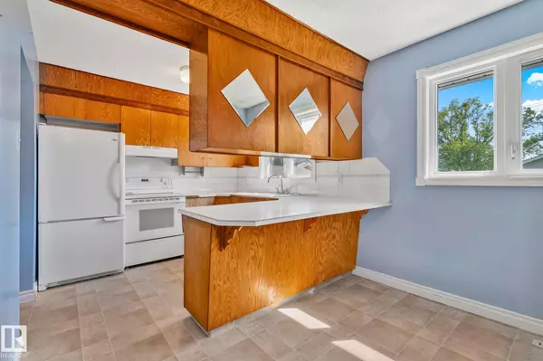 Edmonton, AB T5R 1W3,8941 155 ST NW