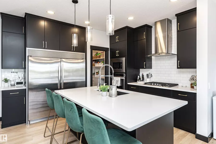 9973 205A ST NW, Edmonton, AB T5T 7N4