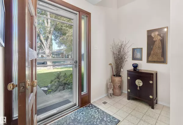Edmonton, AB T6J 1L6,3523 113B ST NW