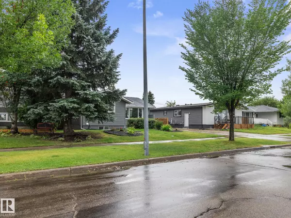 Edmonton, AB T5R 3M8,16423 80 AV NW
