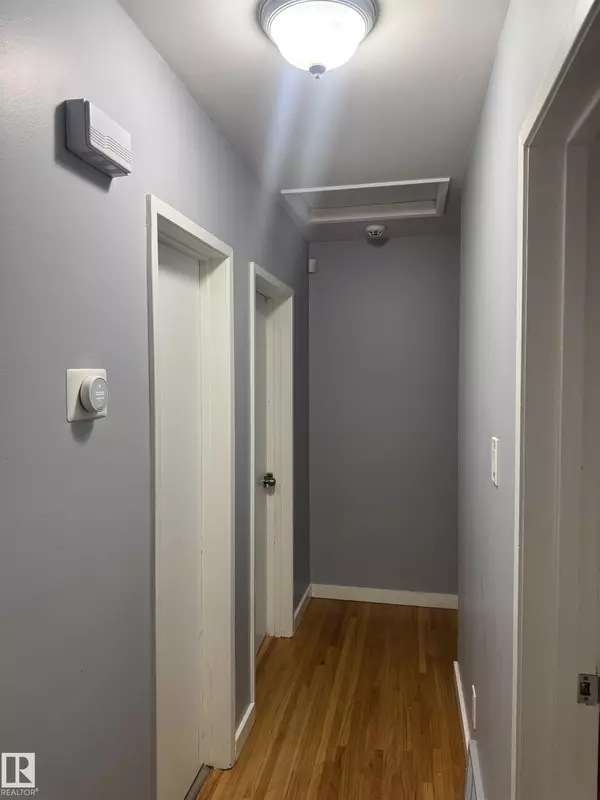 Edmonton, AB T5R 2V5,8806 168 ST NW