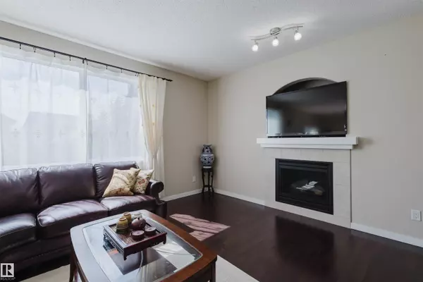 Edmonton, AB T6R 0N9,6731 SPEAKER PL NW