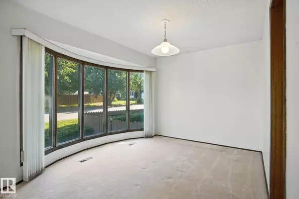 St. Albert, AB T8N 3B6,4 GLEN MEADOW CR