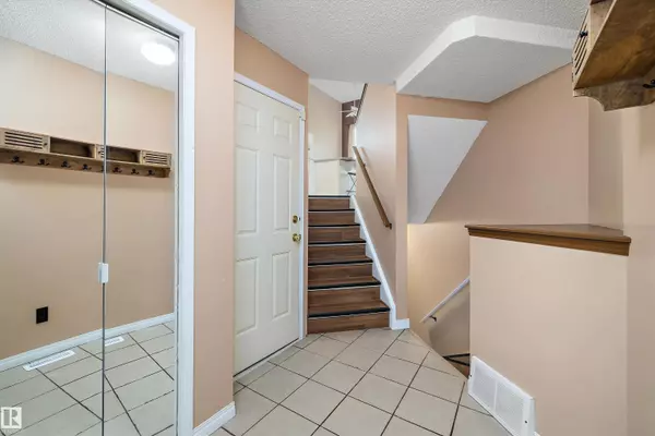 Edmonton, AB T5A 5B3,#8 300 HOOPER CR NW