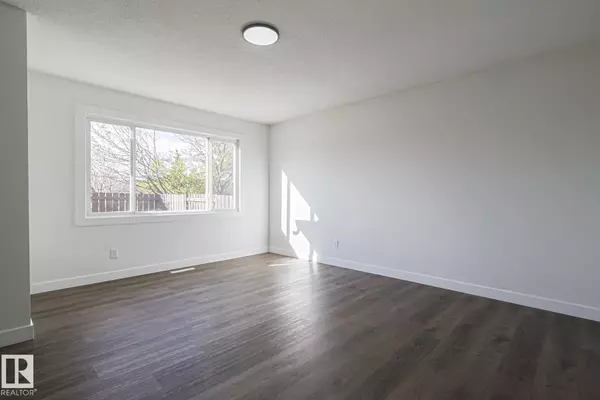 Edmonton, AB T5E 5R6,231 ROSELAND VG NW