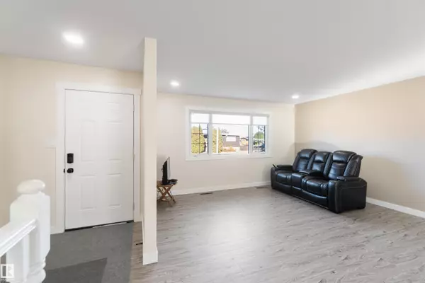 Edmonton, AB T5W 1T9,5207 124 AV NW