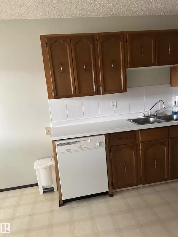 Edmonton, AB T5A 4K4,#35 4707 126 AV NW