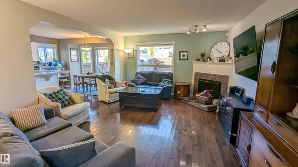 Edmonton, AB T6R 3S2,7424 SINGER LANDING LD NW