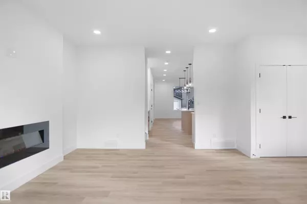 Edmonton, AB T5Y 2W4,784 CY BECKER DR NW