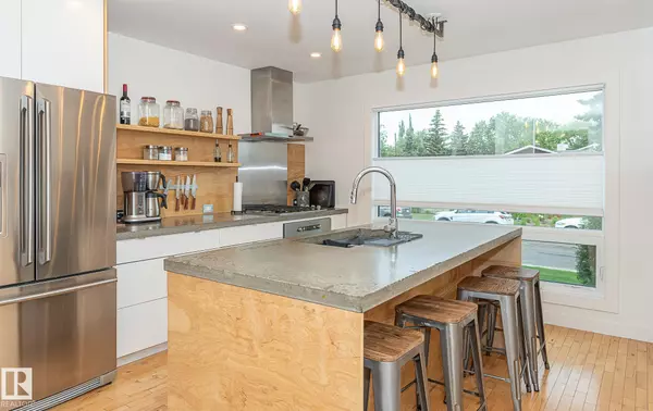 Edmonton, AB T6J 0X5,12211 42A AV NW