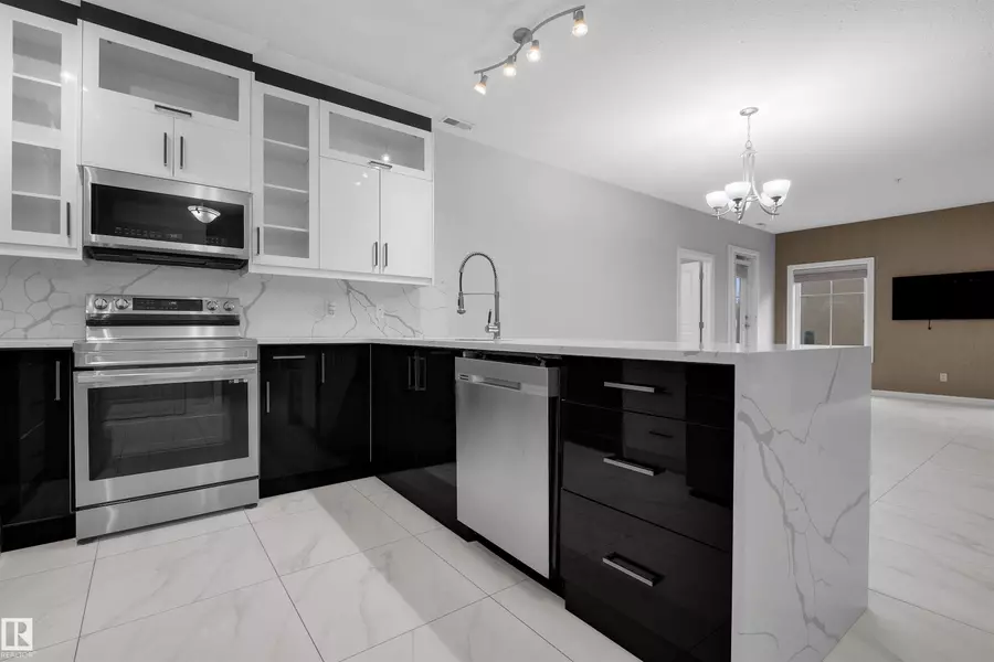 #105 160 Magrath RD NW NW, Edmonton, AB T6R 3T7